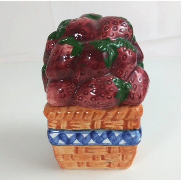 Vintage Basket Of Strawberries Salt & Pepper Shakers - Picture 4 of 11